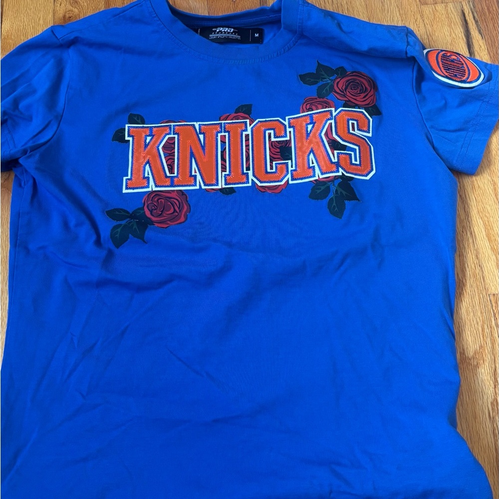 Women’s Knicks shirt with rose detailing